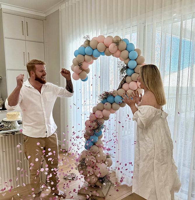 Gender Reveal Question Mark Exploding Balloon Column