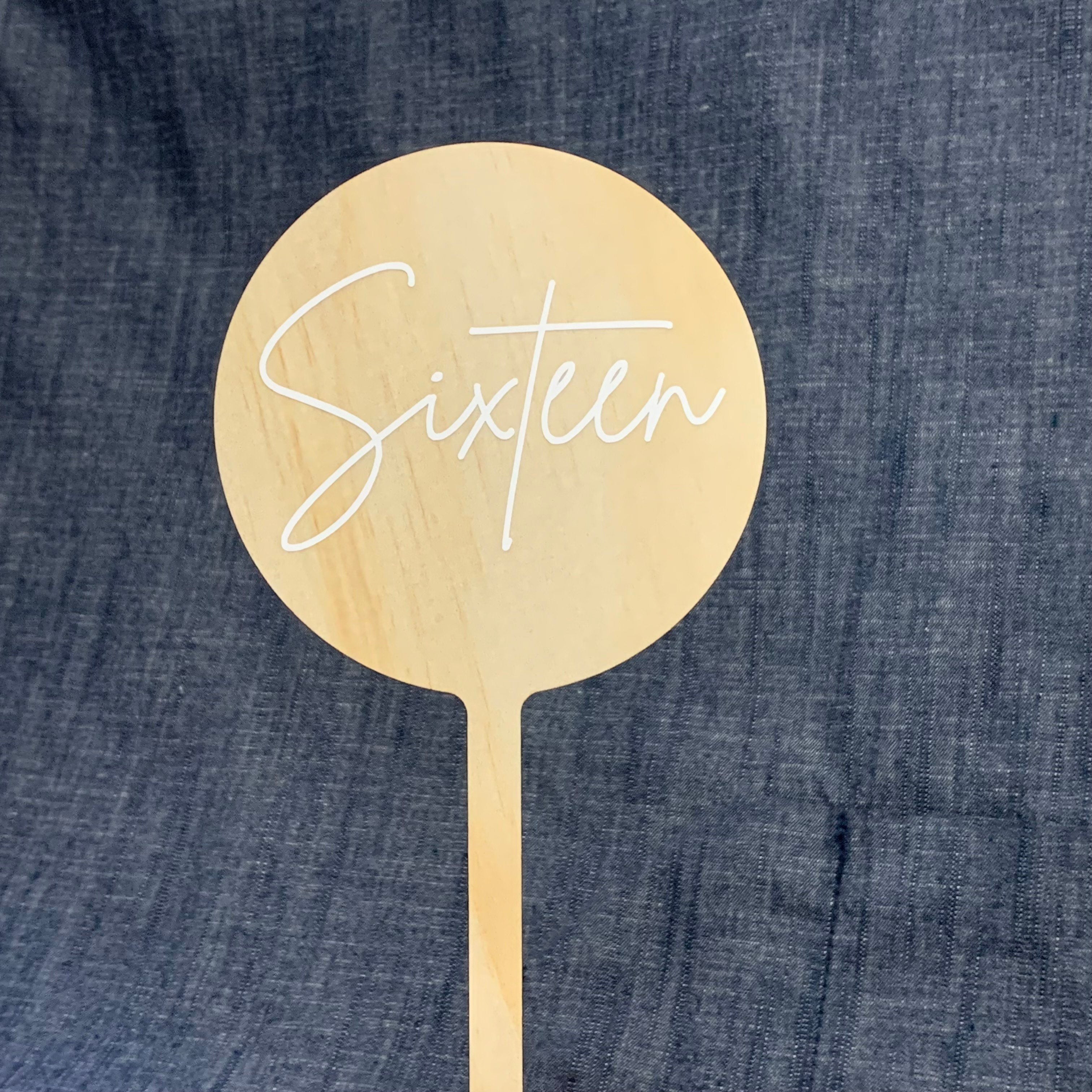 Topper Round Timber Sixteen - Script White